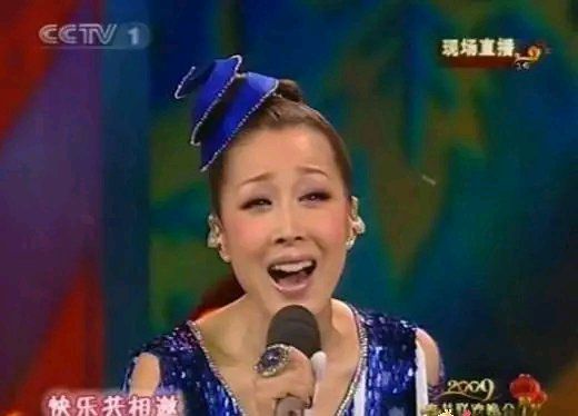春晚女演员闪耀舞台，聚焦全场瞩目