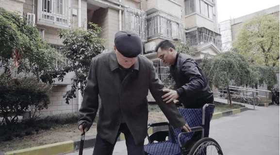 上海老人送房最新动态，特别的礼物与无尽的温情